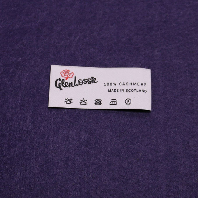 Le tissu fait main de labels professionnels d'habillement tissé par usine marque les étiquettes de cou pliées par extrémité